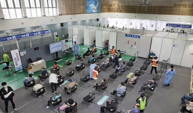 지난 14일 서울 서대문구 예방접종센터에서 어르신들이 코로나19 백신 접종을 받은 뒤 대기하고 있다.