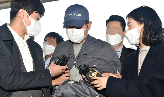 김봉현 전 스타모빌리티 회장이 지난해 4월 24일 오전 경기 수원시 경기남부지방경찰청으로 이송되고 있다. 김 회장은 피해액 1조6000억원 규모로 수많은 투자자에게 막대한 피해를 입힌 '라임자산운용 사태'의 핵심 피의자로 지목되고 있다. 