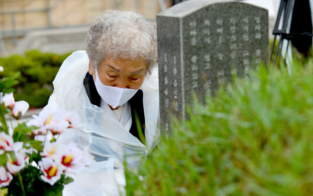 5·18민주화운동 41주년 추모제가 열린 17일 오전 광주 북구 운정동 국립5·18민주묘지에서 유족이 열사의 묘지를 찾아 참배하고 있다.