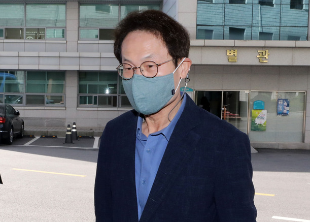 조희연 서울시 교육감이 11일 오전 서울 종로구 서울특별시교육청으로 출근하고 있다. 고위공직자범죄수사처는 조희연 서울시 교육감의 해직교사 특별채용 의혹을 첫 사건으로 정했다.