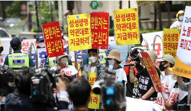 삼성 준법감시위원회(위원장 김지형) 회의가 열린 지난해 5월7일 서울 서초구 삼성생명 사옥 앞에서 삼성해고 노동자 고공농성공대위, 과천 철거민 대책위원회, 보험사에 대응하는 암환우 모임이 기습시위를 벌이고 있다. 