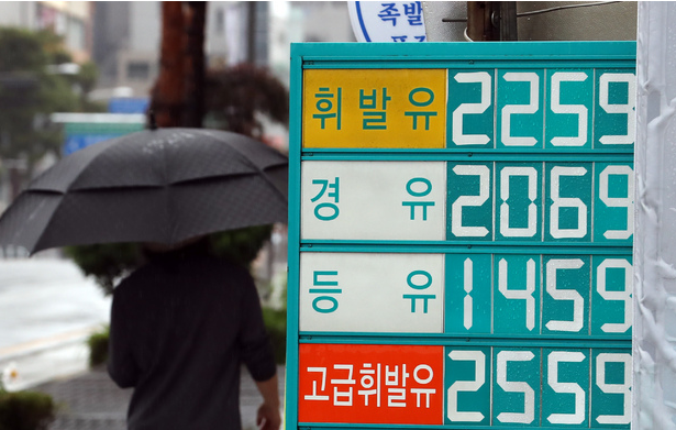 전국 주유소 휘발유, 경유 가격이 2주째 소폭 상승한 것으로 알려진 16일 서울의 한 주유소에 유가가 표시돼 있다.