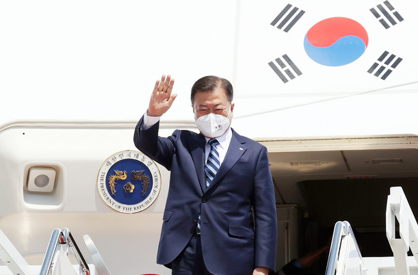 문재인 대통령이 19일(현지시각) 한미 정상회담 참석차 미국 워싱턴 앤드류스 공군기지에 도착해 전용기에서 내리며 손을 흔들고 있다.