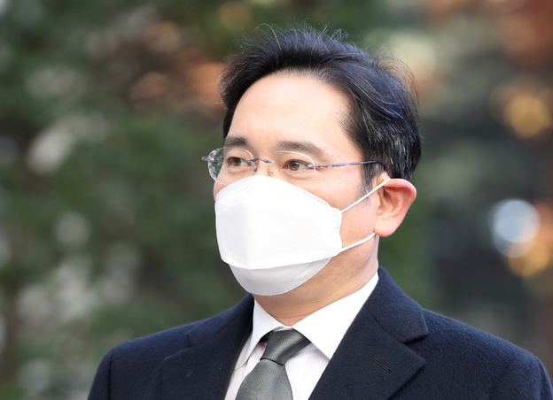 이재용 삼성전자 부회장이 지난해 '국정농단' 파기환송심 6차 공판 출석을 위해 서울 서초구 서울고등법원으로 들어서는 모습.