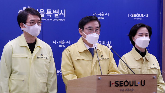 구청장협의회장인 이동진(가운데) 도봉구청장과 정원오(왼쪽) 성동구청장, 김수영 양천구청장이 지난 3월 22일 오전 서울 중구 서울시청 브리핑룸에서 열린 '시-자치구 협력 위기극복 재난지원금 설명회'에서 지원금 지급 계획을 발표하고 있다.
