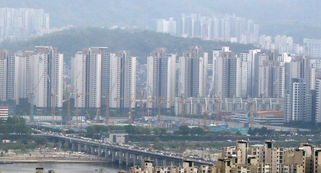 서울 용산구 남산에서 바라본 강남지역 아파트 모습