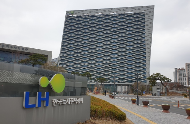 진주시 한국토지주택공사 출입구에서 바라본 전경