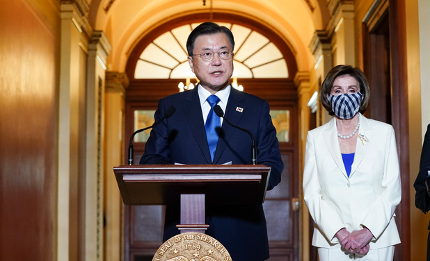 문재인 대통령이 20일 오후(현지시간) 미국 워싱턴 국회의사당을 방문해 낸시 펠로시 미국 연방하원의회 의장과 간담회를 하기에 앞서 발언을 하고 있다.