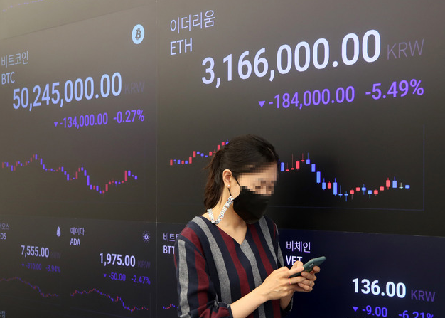 지난 20일 오전 서울 강남구 암호화폐거래소 업비트 라운지에 비트코인과 알트코인(비트코인을 제외한 모든 암호화폐)시세가 표시되고 있다.