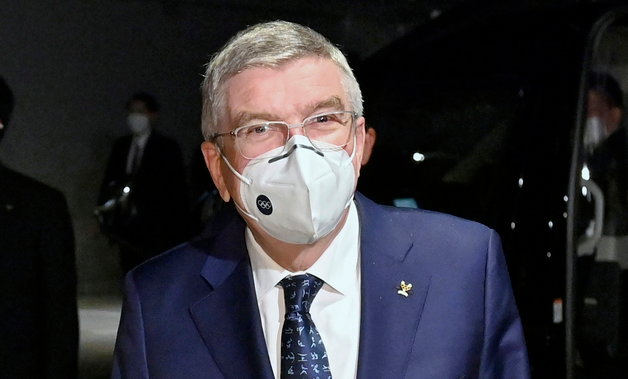 토마스 바흐 국제올림픽위원회(IOC) 위원장의 모습. 사진은 2020년 11월 15일 밤 도쿄의 한 호텔에 도착한 모습.