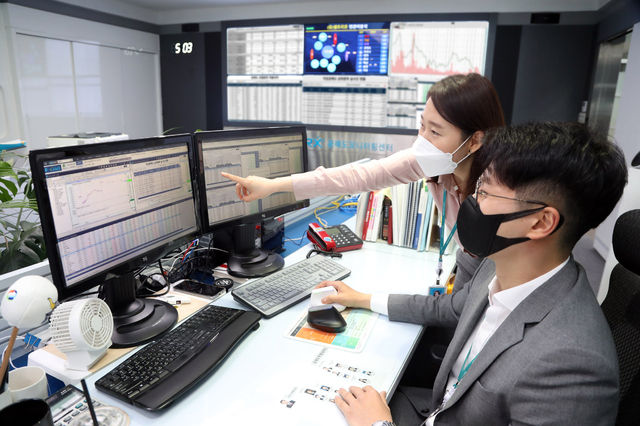 공매도 부분 재개가 이뤄진 3일 서울 여의도 한국거래소 공매도모니터링센터에서 직원들이 공매도 상황을 점검하고 있다. (사진=한국거래소 제공)