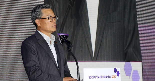 28일 오전 서울 광진구 워커힐호텔에서 사회적 가치를 주제로 한 국내 첫 민간축제 '소셜밸류커넥트 2019(Social Value Connect 2019, SOVAC)'에서 조대식 SK수펙스추구협의회 의장이 환영사를 하고 있다.