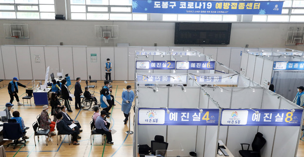 25일 서울 도봉구 시립창동청소년센터에 마련된 코로나19 접종센터에서 어르신들이 백신 접종을 받기 위해 예진실 앞에 대기하고 있다. 이날 코로나19 신규 확진자는 516명 발생했다.