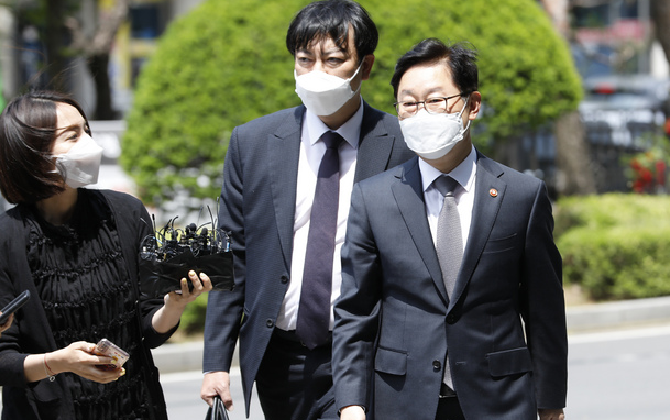 박범계 법무부 장관이 26일 서울남부지방법원에서 열린 '국회 패스트트랙 충돌' 관련 3차 공판에 출석하고 있다. 