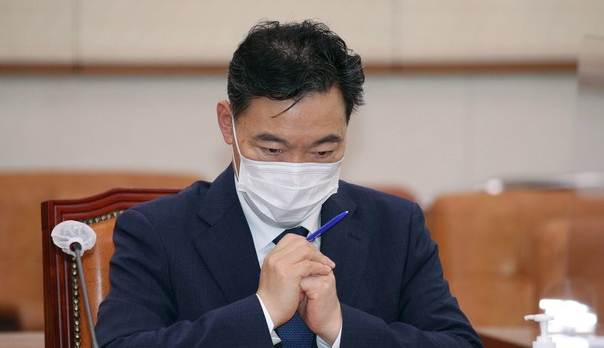 김오수 검찰총장 후보자가 26일 서울 여의도 국회 법제사법위원회에서 열린 인사청문회에서 오후 청문회 속계를 기다리고 있다.