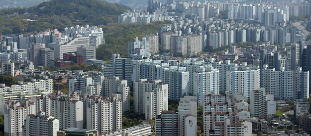 18일 서울 여의도 63빌딩 전망대에서 서울 시내 아파트 단지들이 보이고 있다.
