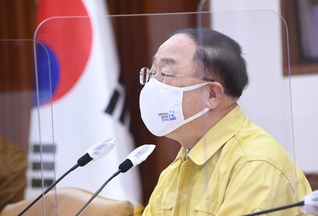 홍남기 부총리 겸 기획재정부 장관이 28일 서울 광화문 정부서울청사에서 열린 '제36차 비상경제 중앙대책본부회의'를 주재, 모두발언을 하고 있다.(사진=기획재정부)