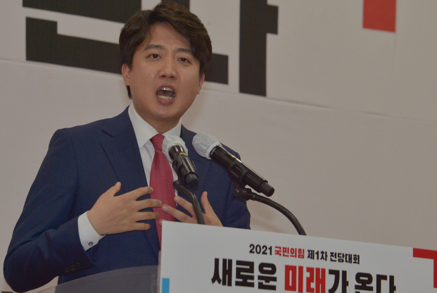 국민의힘 이준석 당 대표 후보가 30일 광주 서구 치평동 김대중컨벤션센터에서 열린 국민의힘 제1차 전당대회 광주·전북·전남·제주 합동 연설회에서 정견을 발표하고 있다.