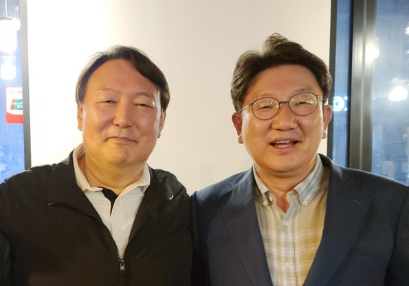 야권의 유력 대선 주자로 꼽히는 윤석열 전 검찰총장이 지난 29일 강원도 강릉을 방문했다. 윤 전 총장은 이 자리에서 국민의힘 소속 권성동 의원과 만나 약 4시간 동안 이야기를 나눈 것으로 알려졌다. (사진=권성동 의원실 제공)