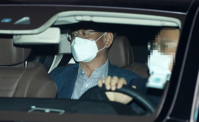 사의를 표한 이용구 법무부 차관이 31일 오후 서울 마포구 서울경찰청 반부패 공공범죄수사대에서 택시기사 폭행 사건과 관련 증거인멸 교사 혐의 등 조사를 받고 차량을 타고 이동하고 있다. 