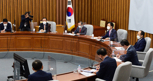 김기현 국민의힘 대표 권한대행 겸 원내대표가 25일 서울 여의도 국회에서 열린 원내대책회의에서 발언을 하고 있다.
