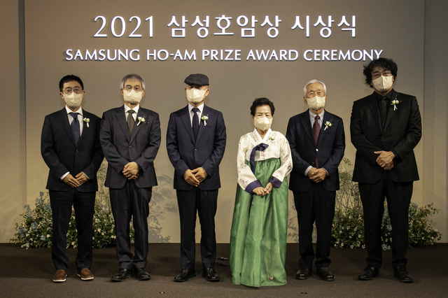 2021 삼성호암상 수상자들이 1일 오후 3시 서울 신라호텔 영빈관에서 열린 시상식에서 기념 촬영을 하고 있다. (왼쪽부터 과학상 물리·수학부문 허준이 美 스탠퍼드대 교수, 과학상 화학·생명과학부문 강봉균 서울대 교수, 공학상 조경현 美 뉴욕대 교수 가족(대리수상), 사회봉사상 이석로 꼬람똘라병원 원장 가족(대리수상), 의학상 이대열 美 존스홉킨스대 특훈교수 가족(대리수상), 예술상 봉준호 영화감독) (사진=호암재단 제공) 