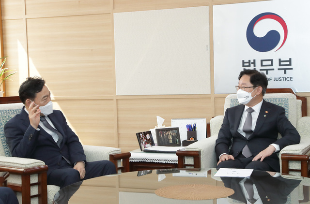 박범계 법무부 장관과 김오수 신임 검찰총장이 2일 오전 경기 정부과천청사 법무부에서 상견례를 하고 있다. (사진=법무부 제공)