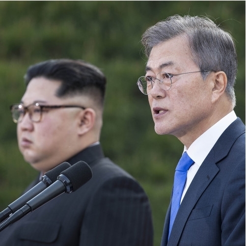 지난 2018년 4월27일 문재인 대통령과 김정은 북한 국무위위원장이 경기도 파주 판문점 평화의 집에서 판문점 선언을 공동 발표하고 있다.