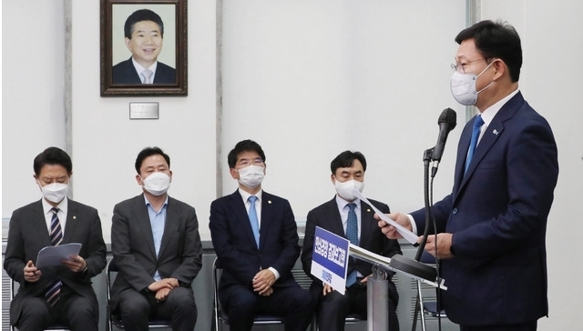 송영길 더불어민주당 대표가 2일 오전 서울 여의도 국회에서 국민소통 민심경청 프로젝트 대국민보고에 참석해 발언하고 있다. (공동취재사진)
