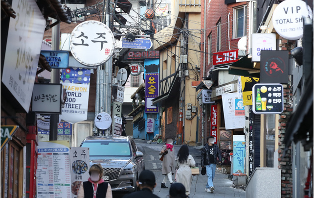 정부가 국무회의를 통해 신종 코로나 바이러스 감염증(코로나19) 직격탄을 맞은 소상공인과 자영업자 등 맞춤형 피해지원 대책이 담긴 2021년도 추가경정예산안을 심의·의결한 2일 오후 서울 용산구 이태원 세계음식거리에서 시민들이 오가고 있다.