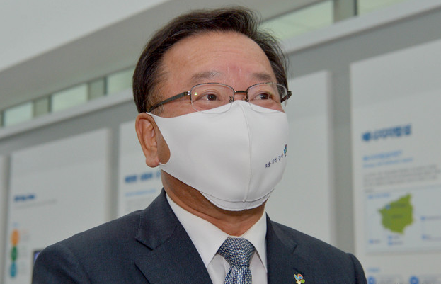 김부겸 국무총리가 6월 1일 오후 전남 나주시 빛가람동 에너지밸리기업개발원에서 취재진 질의에 답하고 있다. 김 총리는 앞서 한국에너지공과대학 착공식에 참석했다.