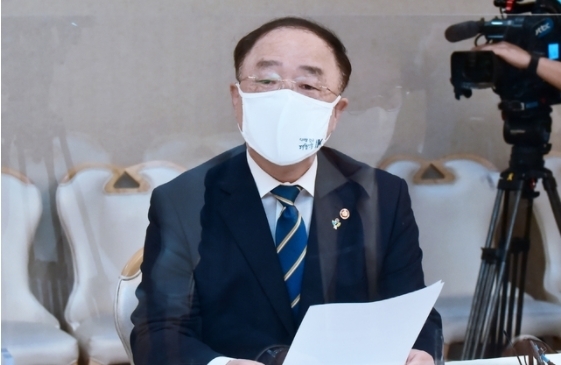 홍남기 경제부총리 겸 기획재정부 장관이 3일 오전 서울 종로구 정부서울청사 국무위원식당에서 열린 제23차 부동산시장 점검 관계장관회의에 참석해 발언하고 있다. (공동취재사진)
