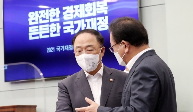김부겸 국무총리와 홍남기 경제부총리 겸 기획재정부 장관이 27일 오후 청와대에서 열린 ‘2021국가재정전략회의’에 참석해 이야기를 나누고 있다.