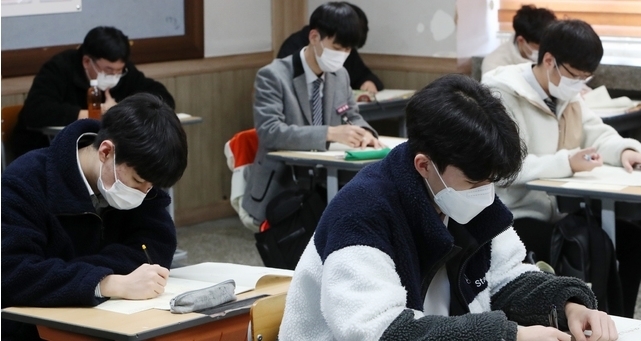고등학교 3학년을 대상으로 한 2021년도 첫 전국연합학력평가가 열린 3월 25일 전북 전주시 동암고등학교에서 학생들이 실전과 같은 모습으로 시험에 임하고 있다. 