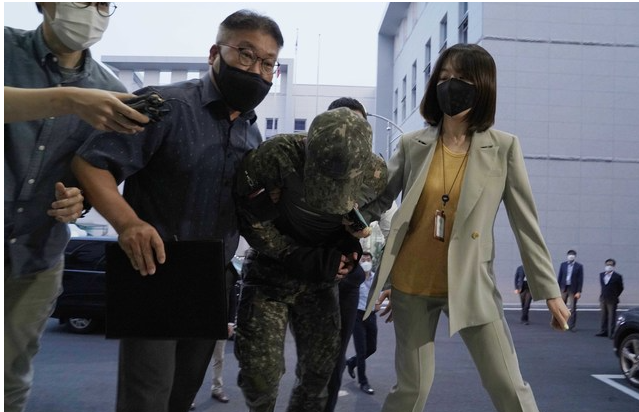 극단적인 선택을 한 공군 여성 부사관을 성추행한 혐의를 받는 사건의 피의자 장모 중사가 2일 오후 서울 용산구 국방부 보통군사법원 영장실질심사에 출석하고 있다. (사진=국방부 제공) 