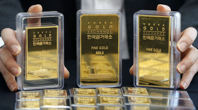 비트코인 등 암호화폐가 반토막 수준으로 급락하는 반면 금값이 올들어 최고치를 기록하고 있는 가운데 지난 5월 30일 서울 종로구 한국금거래소 종로본점에 골드바가 진열돼 있다. 한국거래소에 따르면 5월 30일 오전 10시 기준 1g당 금 시세는 6만7750원을 기록하고 있다.