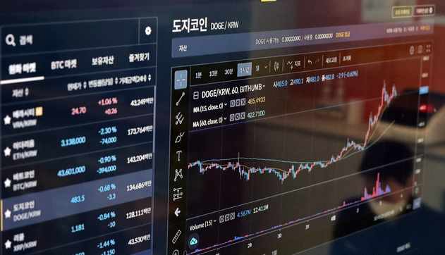 미국 코인베이스의 자사 전문투자자 거래소 '코인베이스 프로'에 상장된다는 소식에 도지코인이 상승세를 보인 3일 서울 빗썸 강남고객센터 모니터에 암호화폐 시세가 표시돼 있다.