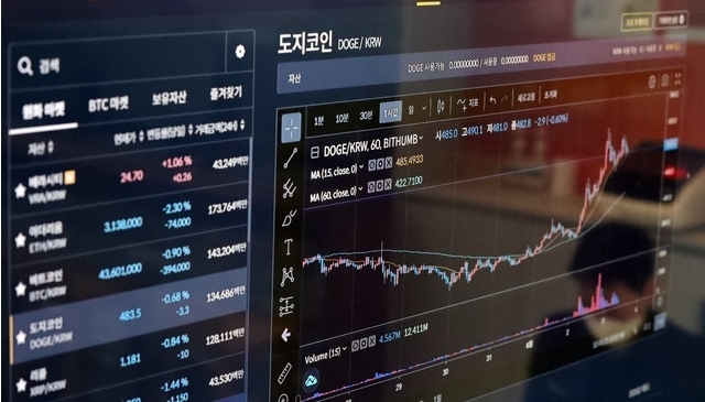 미국 코인베이스의 자사 전문투자자 거래소 '코인베이스 프로'에 상장된다는 소식에 도지코인이 상승세를 보인 3일 서울 빗썸 강남고객센터 모니터에 암호화폐 시세가 표시돼 있다.