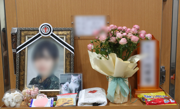 지난 6월 3일 오후 경기도 성남시 국군수도병원 장례식장 영현실에 성추행 피해 신고 뒤 극단적인 선택을 한 공군 여성 부사관 고(故) 이모 중사의 영정사진이 놓여 있다. 지난 3월 선임 부사관으로부터 성추행을 당했다며 신고한 이중사는 두달여만인 지난달 22일 관사에서 숨진 채 발견됐다.