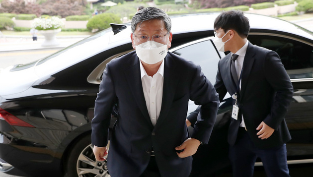이용구 전 법무부 차관이 사표가 수리되기 전인 지난 6월 1일 오전 경기 과천시 법무부 청사로 출근을 하고 있다.