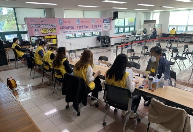 지진 피해를 접수하는 포항 시민들. (사진=포항시 제공)