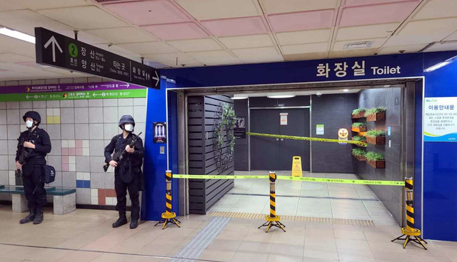 부산 도시철도 2호선 사상역 화장실에 폭발물을 설치했다는 신고가 112에 접수돼 경찰이 출입을 통제한 채 수색을 펼치는 소동이 벌어졌다. (사진=부산경찰청 제공)