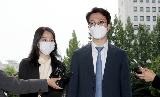 한강공원서 실종됐다가 숨진채 발견된 대학생 A(22)씨의 친구 B씨의 법률대리인인 법무법인 원앤파트너스 소속 변호사들이 지난 1일 오후 서울 서초구 서초경찰서에서 한 유튜버를 허위사실 유포에 의한 정보통신망법 위반과 업무방해 혐의로 고발하기에 앞서 취재진 질문에 답변하고 있다.