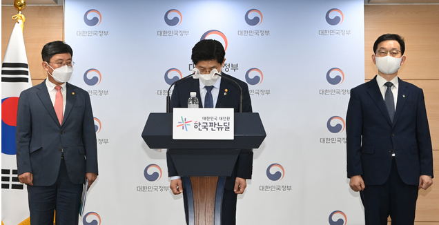 노형욱 국토교통부 장관, 윤창렬(오른쪽) 국무조정실 2차장, 안도걸(왼쪽) 기획재정부 2차관이 지난 6월 7일 오전 서울 종로구 정부서울청사 합동브리핑실에서 열린 LH혁신방안에 대한 대국민 브리핑에 앞서 인사하고 있다.