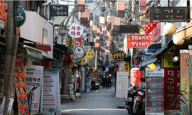  5인 이상 사적 모임 금지가 전국적으로 확대된 지난6월 4일 오후 서울 종로구 세종마을음식문화거리에 점심시간인데도 한산한 모습을 보이고 있다.