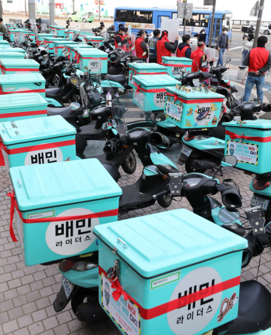 3월 19일 오전 서울 송파구 우아한형제들 앞에서 번쩍배달로 인한 수입감소 해결, 지방 라이더 콜 보장을 위한 배민라이더스 배달노동자 대회가 진행되고 있다.