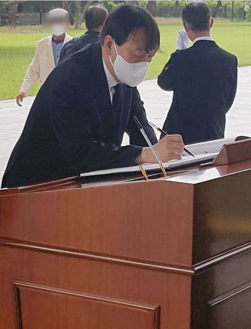윤석열 전 검찰총장이 지난 6월 5일 오전 서울 동작구 국립서울현충원 충혼탑 지하 무명용사비와 위패봉안실을 찾아 참배한 뒤 방명록을 작성하고 있다. (사진=윤석열 전 검찰총장 측 제공) 