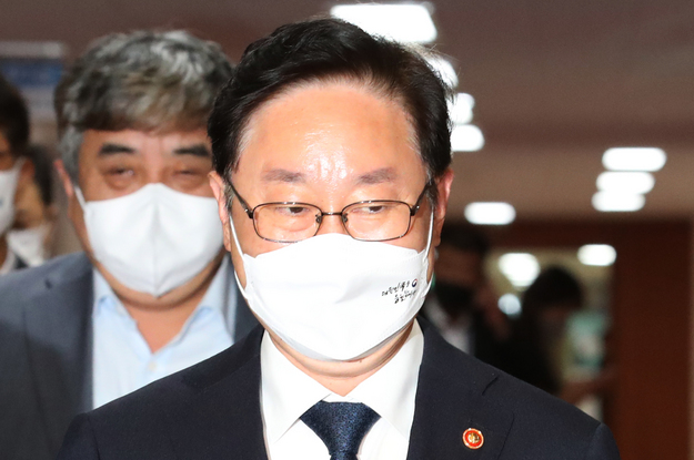 박범계 법무부 장관이 8일 오전 서울 종로구 정부서울청사에서 영상으로 열린 국무회의에 참석하고 있다. 