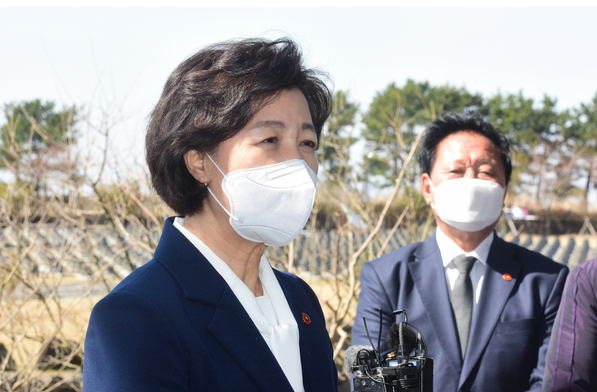 추미애 전 법무부 장관이 지난 5월 17일 오후 제주시 봉개동 4·3평화공원 참배 후 취재진의 질문에 답변하고 있다. 추 전 장관은 이 자리에서 대선 출마과 관련한 질문에 "시대가 요구하는 과제를 서로 이해하고 이런 것을 함께 풀어나가야겠다는 공감대가 형성되면"이라며 출마 의지를 내비쳤다.