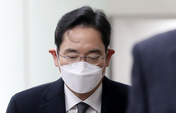 이재용 삼성전자 부회장이 지난 1월 18일 오후 서울 서초구 서울고등법원에서 열리는 국정논단 관련 파기환송심 선고 공판에 출석하고 있다.